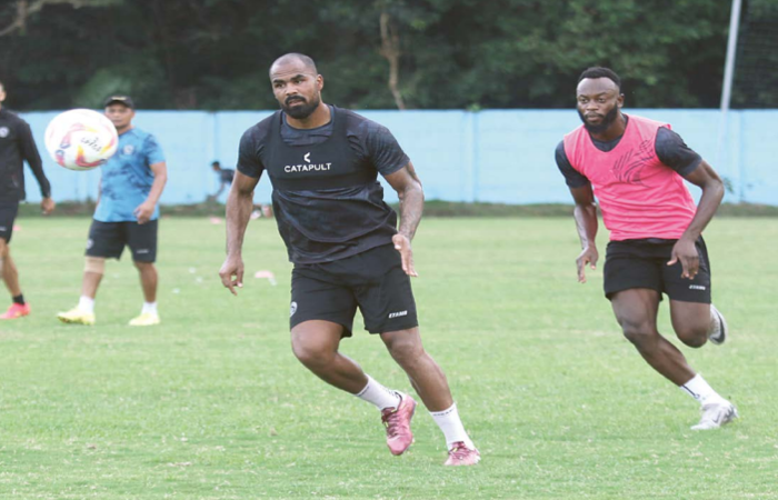 DIUNTUNGKAN: Thales Lira (kiri) berusaha menjangkau bola dalam sesi latihan di ARG Soccer Field, Senin lalu (28/10).