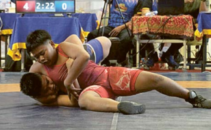 BERPRESTASI: Atlet gulat Kota Batu (atas) melakukan kuncian kepada lawannya di GOR Gadjahmada, Sabtu (26/10) lalu.