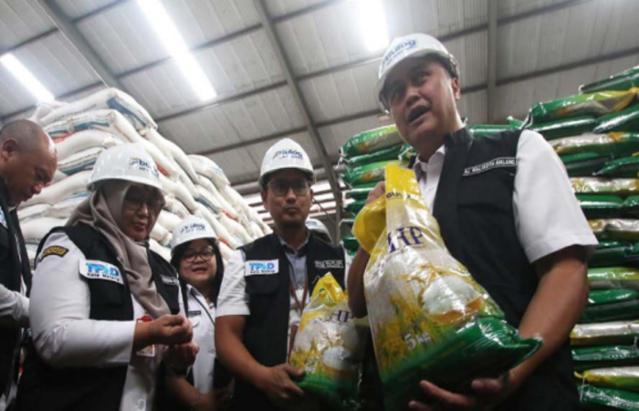 Pj Wali Kota Malang Iwan Kurniawan (kanan) beserta rombongan meninjau stok beras di Gudang Bulog