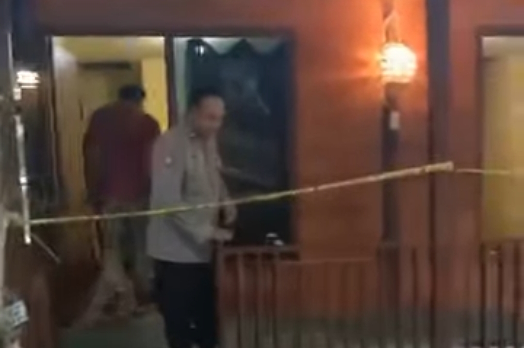 polisi sedang mengamankan lokasi pria bacok istri dan selingkuhan di Poncokusumo Malang