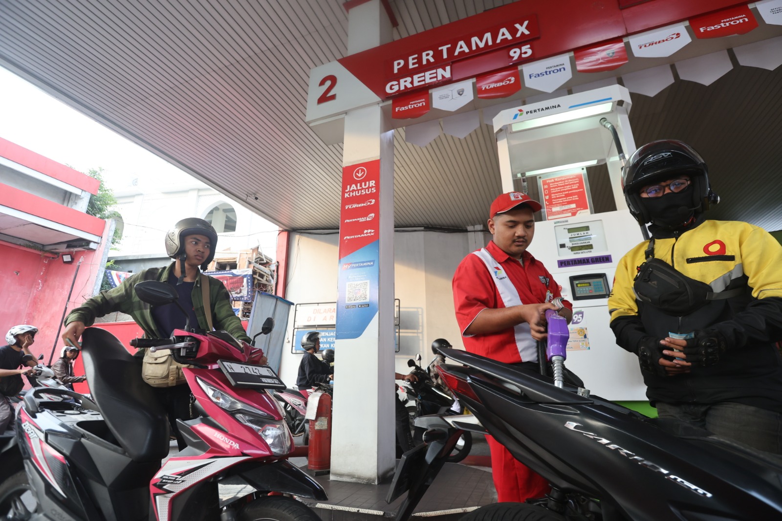 konsumen antri Pertamax di SPBU Jalan Bendungan Sutami Kota Malang