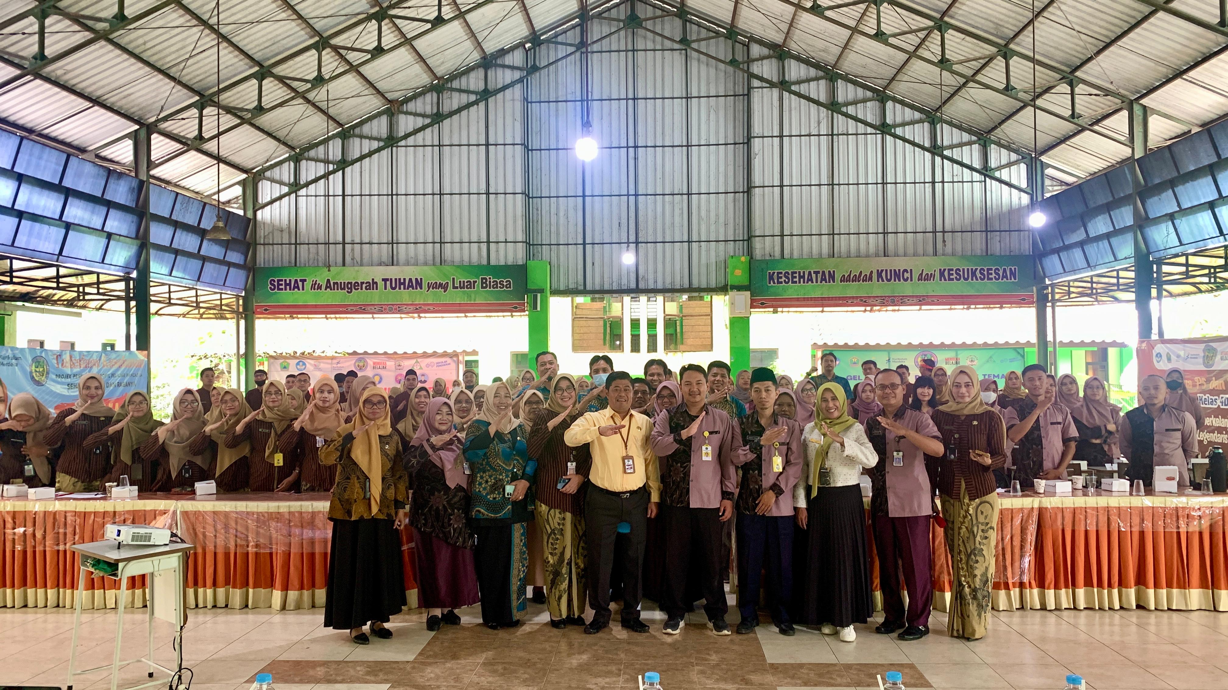 KOLABORASI : Kepala Disdikbud Kota Malang Suwarjana SE MM (tengah) membuka kegiatan lokakarya strategi efektif dalam pembelajaran sosial emosional untuk mencegah bullying yang diadakan K3S Kedungkanda