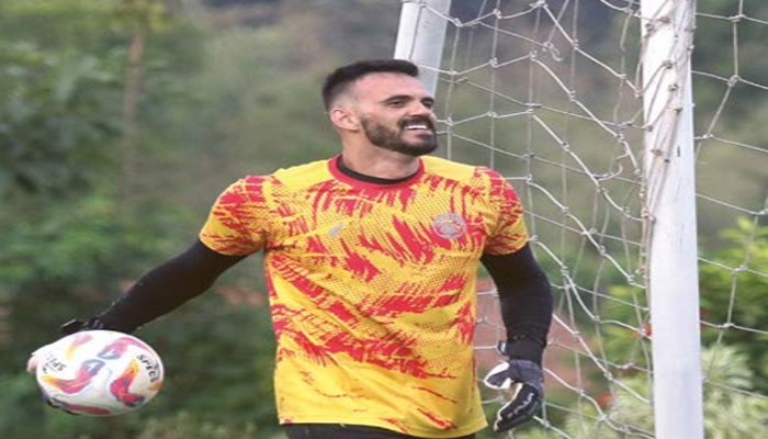SIAP KERJA KERAS: Lucas  Frigeri menjalani sesi latihan  di ARG soccer field, Lawang,  Senin lalu (28/10).