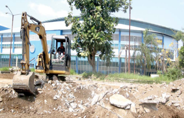 BUTUH DANA EKSTRA: Proses renovasi di area GOR Ken Arok masih berjalan. Itu menjadi bagian persiapan pemkot menyambut event Porprov 2025.