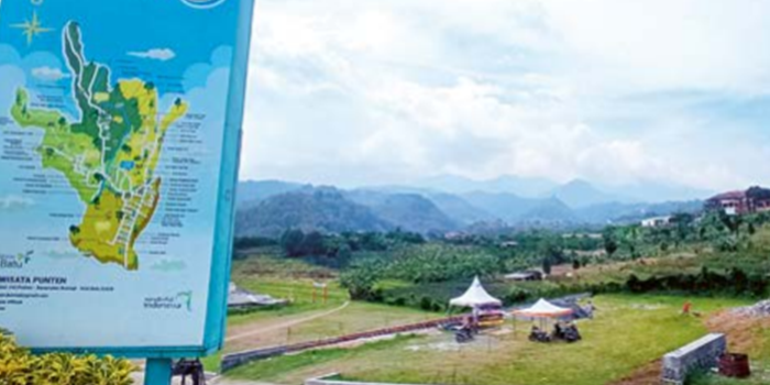 BERPROSES: Pembangunan rest area Desa Punten baru mencapai 30 persen. Tampak para pekerja memabangun plengsengan.