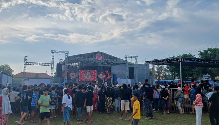 MEGAH : Gebyar Seni Bantengan yang diselenggarakan Satrio Mboys dan Mama Lela Team berhasil meramaikan Lapangan Asrikaton Pakis, Malang (2/11).