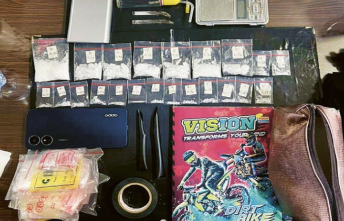 BARANG BUKTI: Polisi menyita sabu-sabu yang sudah dikemas dalam plastik-plastik kecil, alat isap, timbangan digital, 400 plastik klip, serta dua buah ponsel milik tersangka.