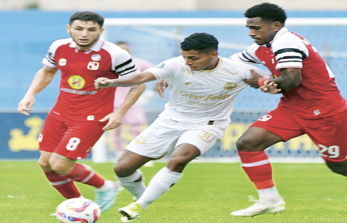 IKUT SUMBANG GOL: Salim Tuharea (tengah) berusaha melewati Iqbal gwijangge pada pertandingan pekan ke-10 BRI liga 1 di Stadion Sultan Agung, Bantul, kemarin (1/11).