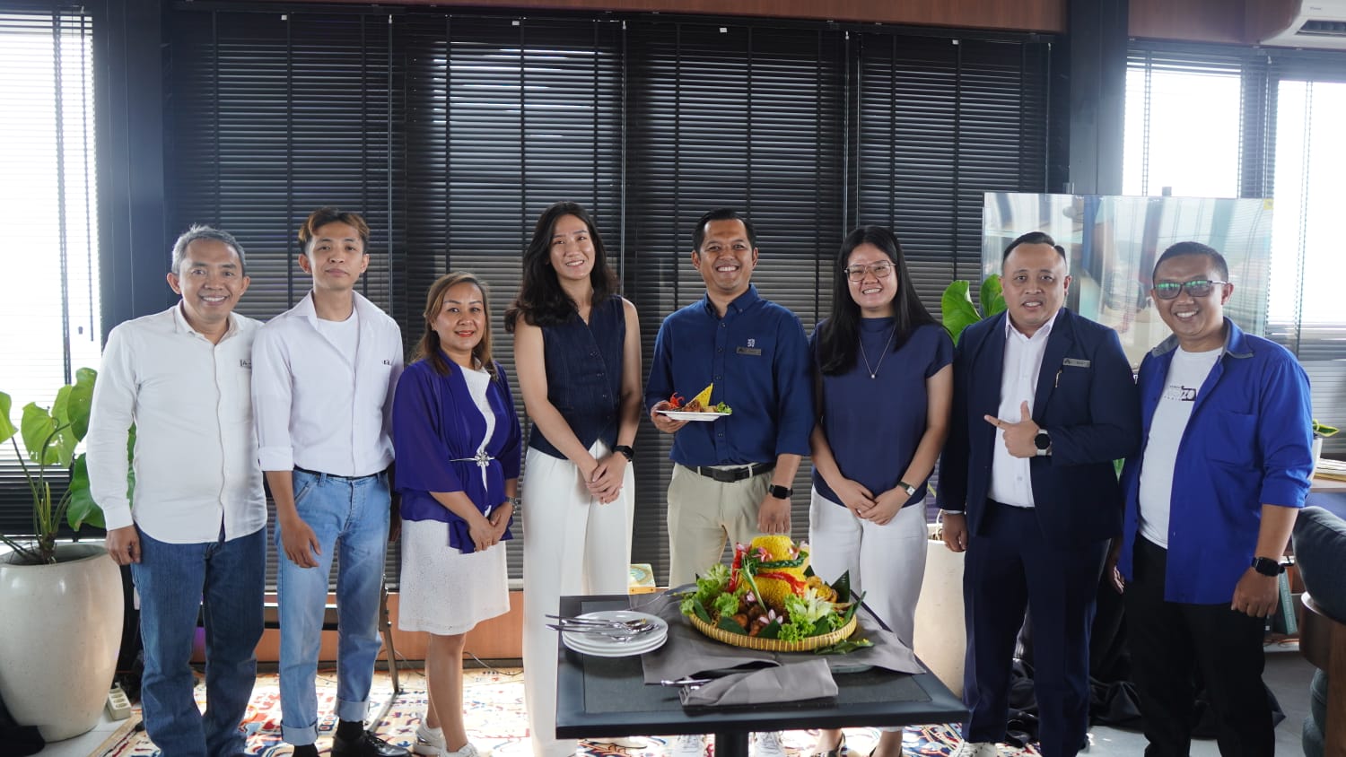 - Melissa Tania Tantiono Direktur Ascent Hospitality Group (tiga dari kiri) Bersama  jajaran manajemen Ascent Hospitality Group dan pimpinan unit Hotel Ascent Hospitality Group
