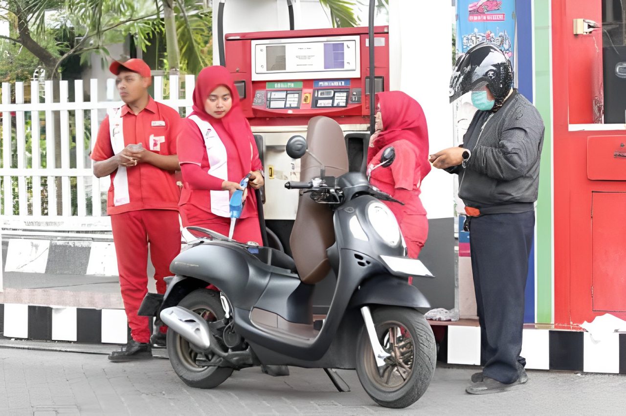 ADA PENYESUAIAN HARGA: Petugas di SPBU Sukun melayani salah satu warga yang membeli BBM jenis Pertamax, kemarin.