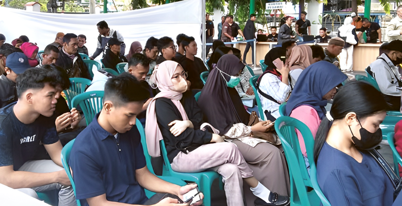 EFEK JERA: Para pelanggar lalu lintas yang terjadi selama Operasi Zebra mengurus sidang tilang di Kejari Sidoarjo, kemarin (1/11).