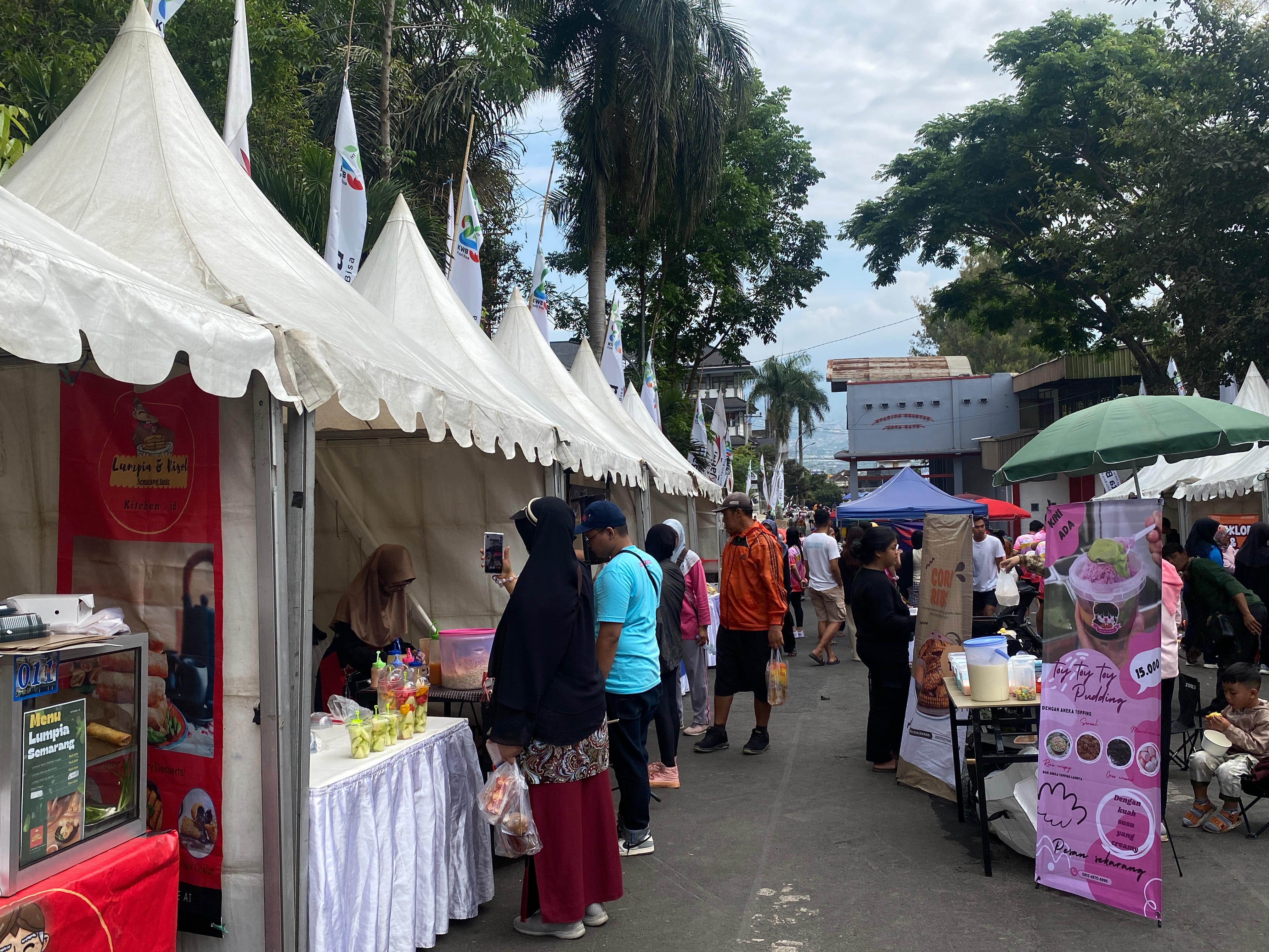 RAMAI: Ratusan PKL selalu sukses menjadi daya tarik CFD Among Healthy. Minggu ini (3/11) ratusan PKL itu akan diboyong ke Halaman Balai Kota Among Tani Batu.