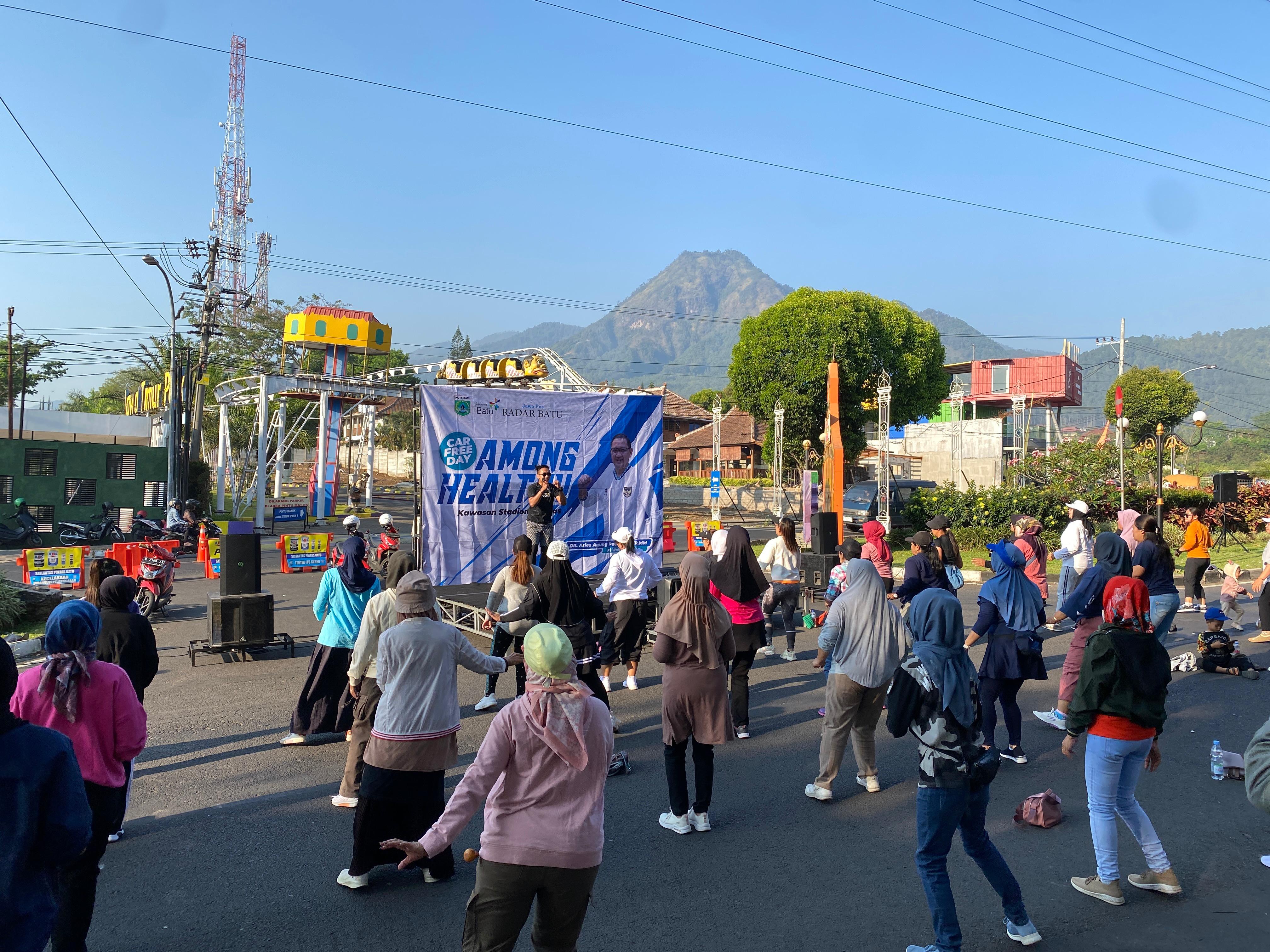 BUGAR: Ribuan pengunjung CFD Among Healthy mengikuti senam zumba bersama di Jalan Sultan Agung, Kecamatan Batu, Kota Batu beberapa waktu lalu.