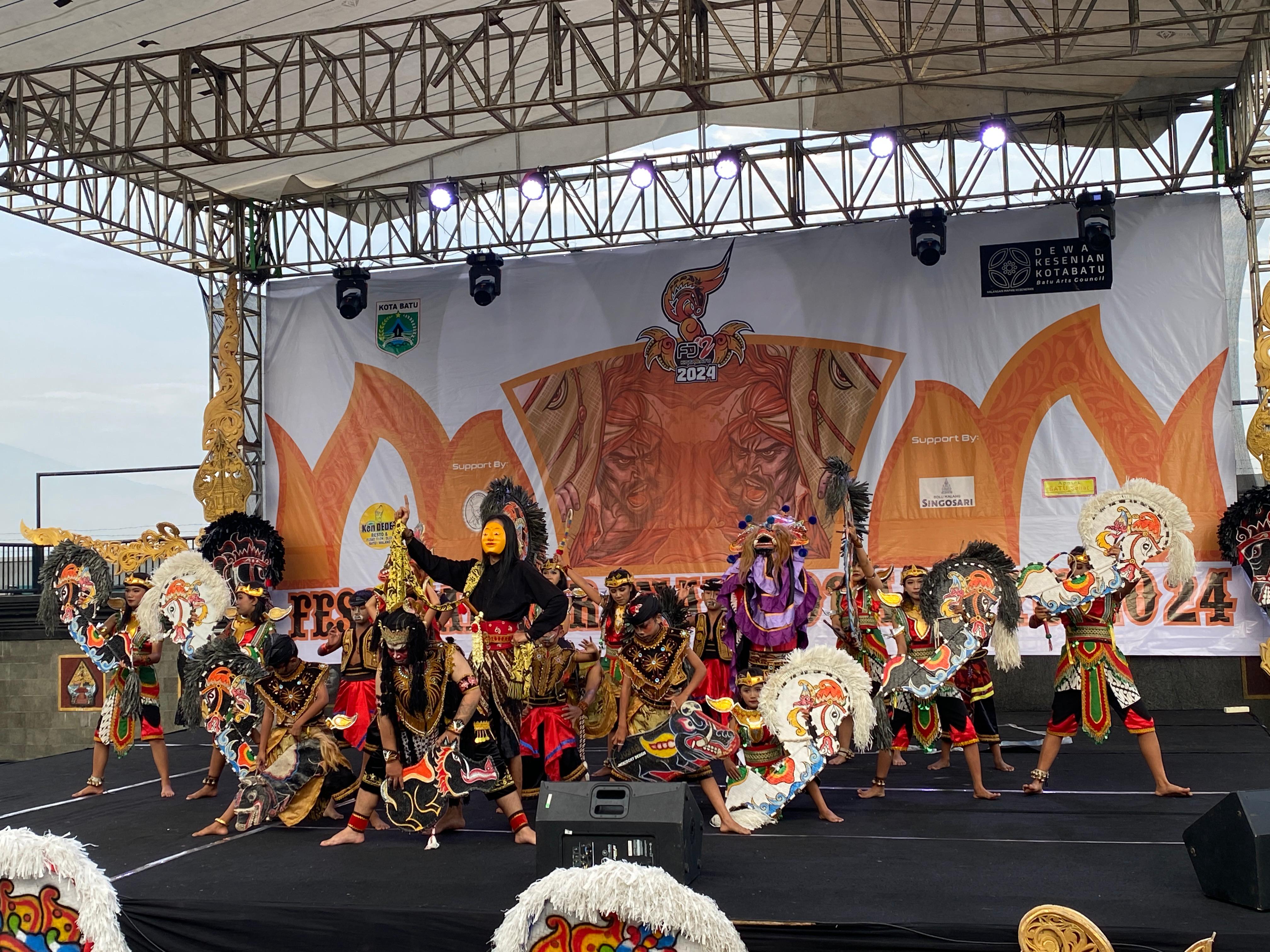 LESTARIKAN BUDAYA: Salah satu peserta pada Festival Jaranan Kota Batu sedang menampilkan pertunjukan jaran pegon di Sendratari Arjuna Wiwaha kemarin (2/11).