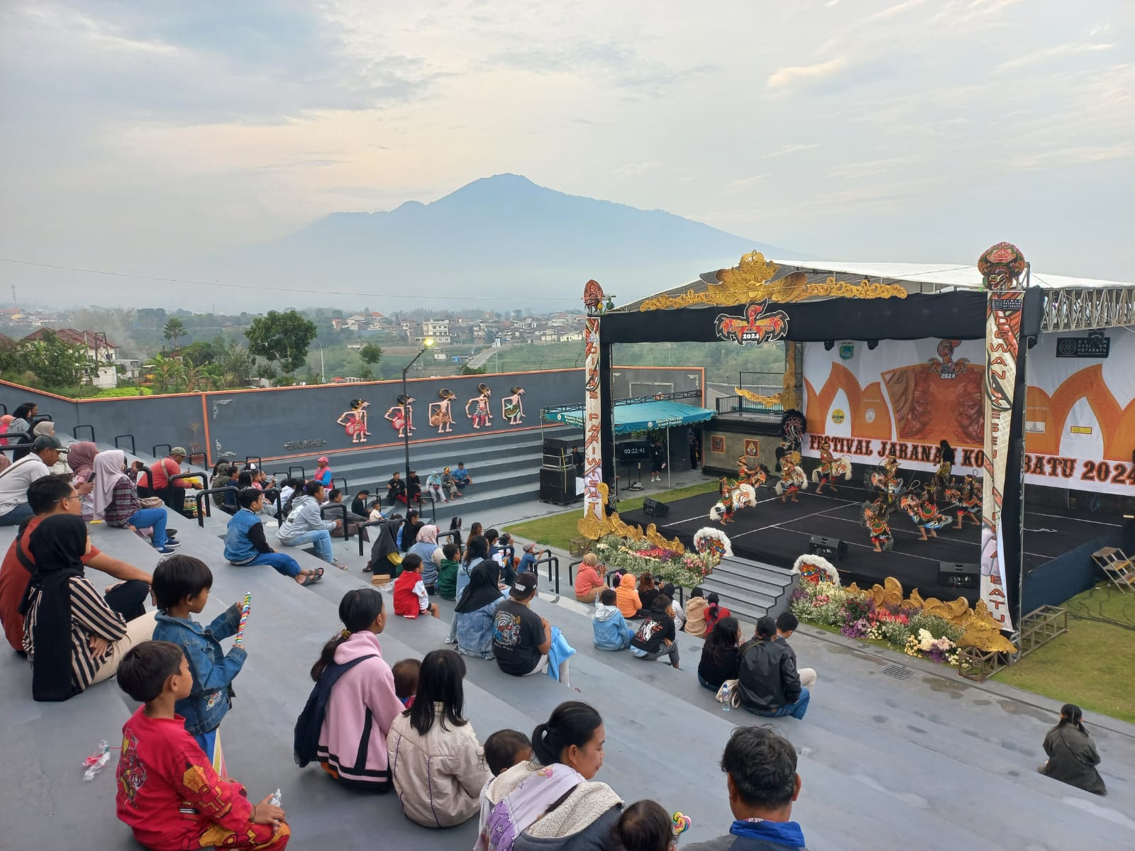 MAKIN RAMAI: Semakin sore penonton terus berdatangan untuk menyaksikan Festival Jaranan Kota Batu 2024.