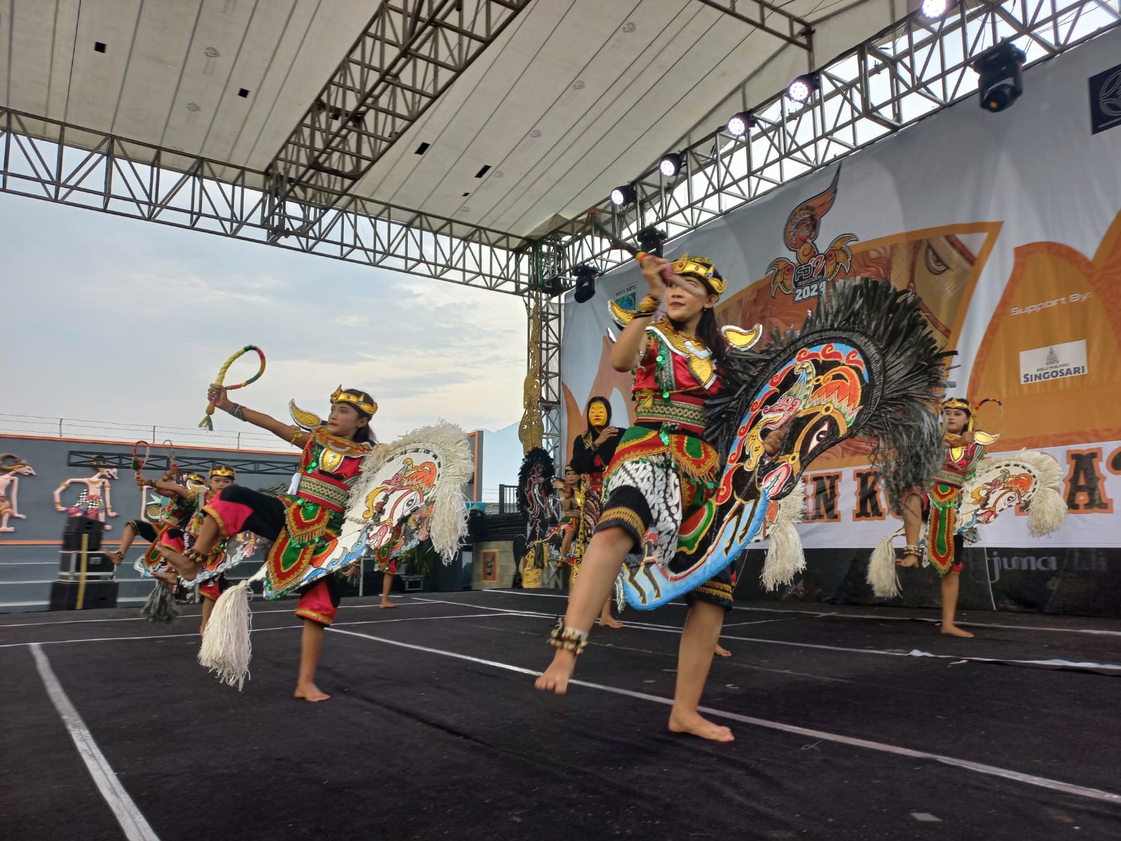ATRAKTIF: Penampilan kelompok Seni Sekar Karya Manunggal dari Kelurahan Ngaglik tampil pertama kali.