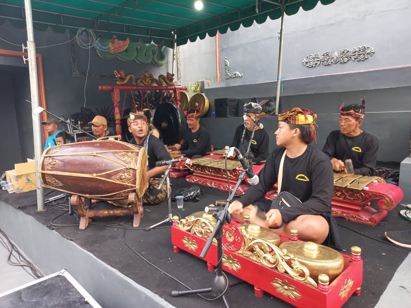 SEMANGAT: Para musisi tradisional yang mengiringi penampilan jaranan terlihat sangat bersemaangat.