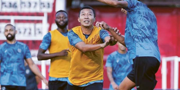 AMBIL LISENSI B: Dendi Santoso (kiri) berebut bola dengan Achmad Maulana Syarif dalam sesi latihan di Stadion Soepriadi. Kursus kepelatihan selama dua pekan.