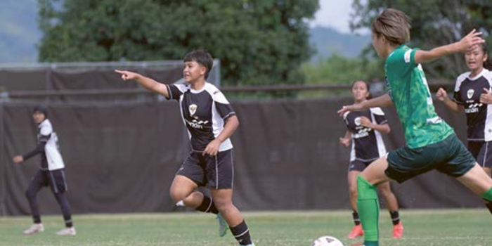 TEREDUKSI: Syafia Tristalia Chorlienka (kiri) memberi komando dalam laga uji coba bersama Timnas Putri di Jepang. Dia mengikuti TC Timnas Putri.