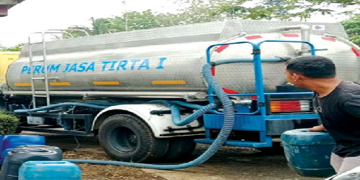 KRISIS BELUM BERAKHIR: Warga Desa Arjosari, Kecamatan Kalipare antre mendapatkan air hasil pasokan dari PT Perum Jasa Tirta I. BPBD KABUPATEN MALANG FOR RADAR KANJURUHAN