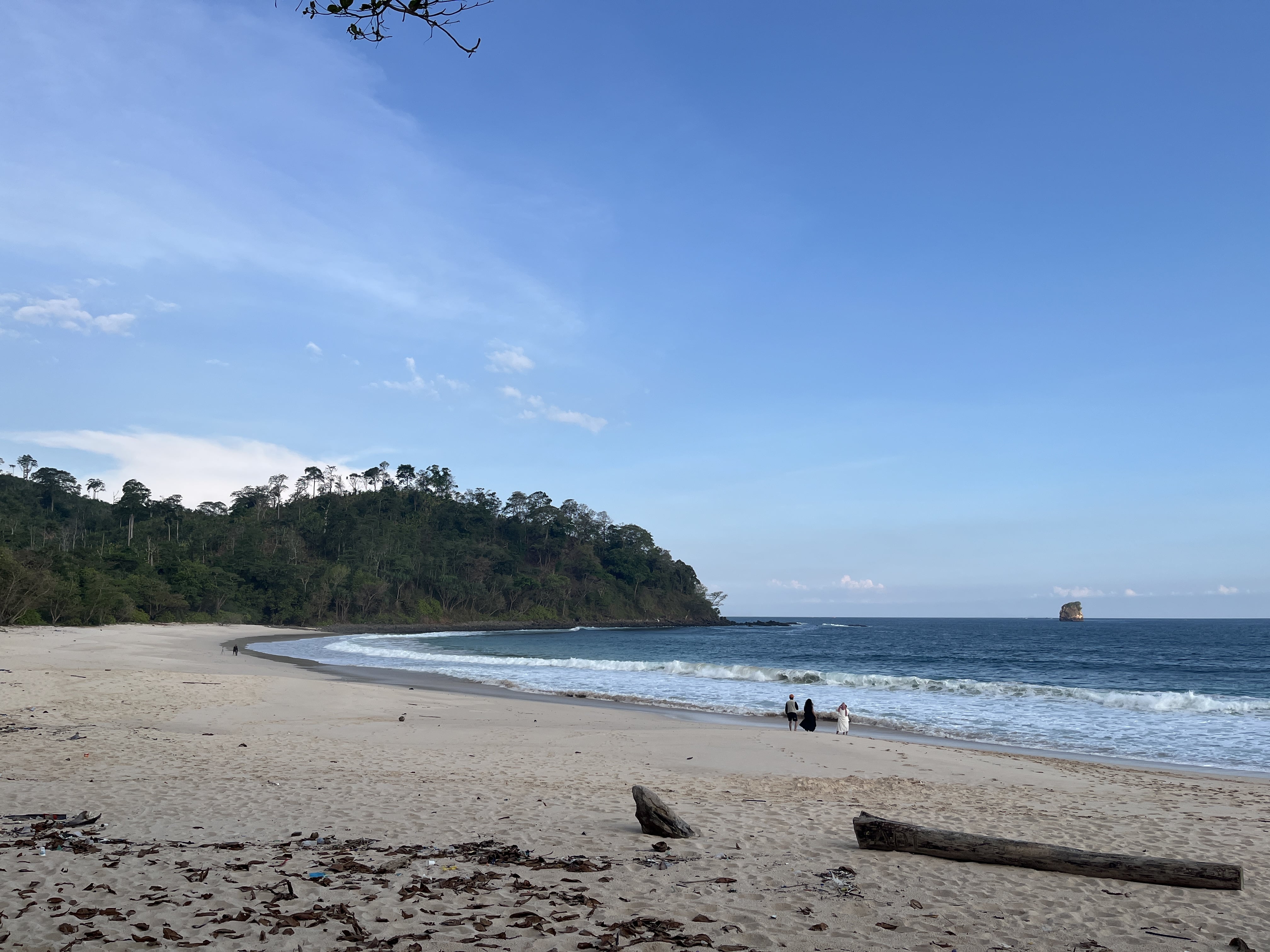 DESTINASI: Wisatawan bersantai di tepi pantai sendiki Desa Tambakrejo, Kecamatan Sumbermanjing Wetan kemarin (3/11).