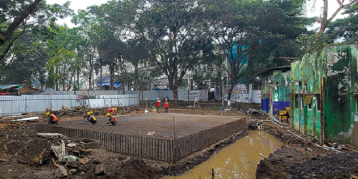 TERUS DIKEBUT: Pekerja membuat galian untuk kolam museum Tragedi Kanjuruhan, Jumat lalu. BIYAN MUDZAKY HANINDITO / RADAR KANJURUHAN