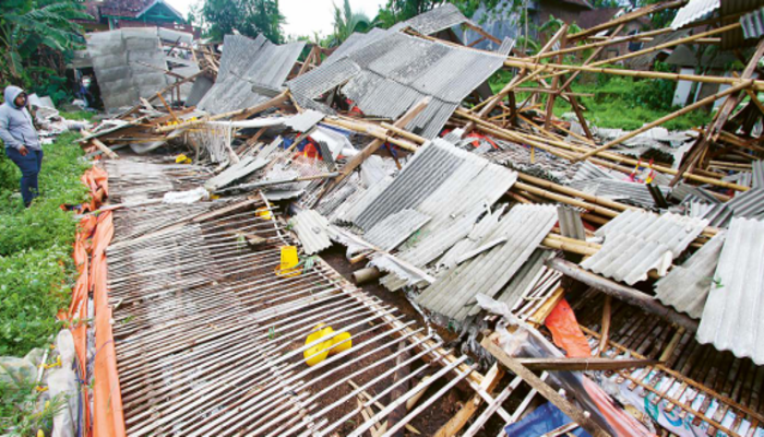 SETELAH PANEN: Bangunan kandang ayam di RT 22/RW 08, Desa Mendalanwangi, Kecamatan Wagir, Kabupaten Malang roboh akibat sapuan angin kencang, kemarin siang.