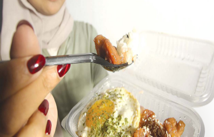 BANYAK PELANGGAN: Salah satu staff Jawa Pos Radar Malang memesan makanan dari Sekotak Kalori yang berkomposisi telur dan ayam.