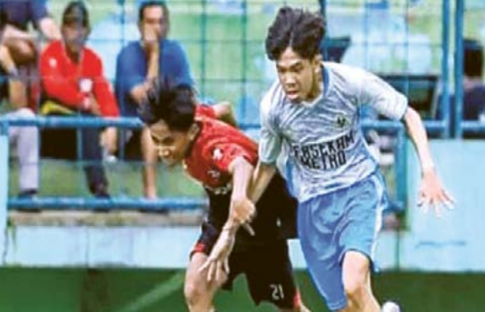 PERCAYA PRODUK LOKAL: Pemain Persekam Metro FC (kiri) mengejar bola dalam laga uji coba melawan Masalembu FC.