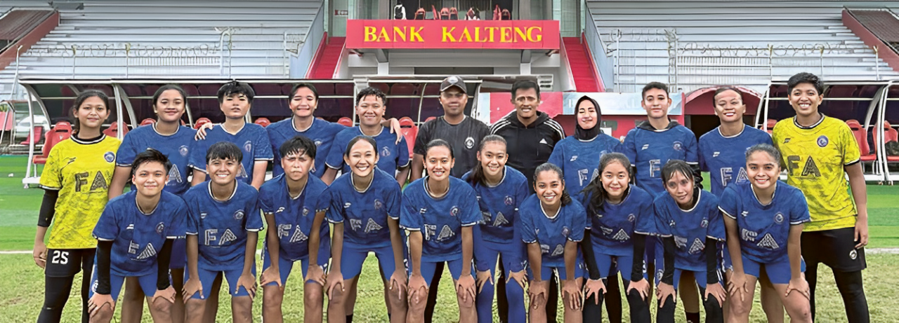 START POSITIF: Skuad Arema FC Women dalam laga kontra House Soccer BMJ di Stadion Tuah Pahoe, Palangkaraya, kemarin.