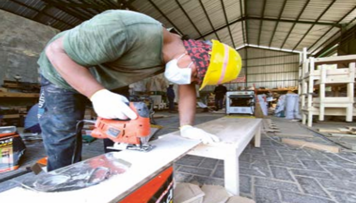 DIDAUR ULANG : Salah satu warga  Manyar Sidomukti membuat furnitur  dari limbah smelter kemarin siang.