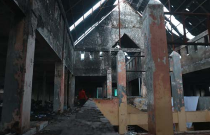 MENDESAK: Sebagian atap Pasar Comboran terbuka akibat kebakaran dan harus diperbaiki sebelum musim penghujan.
