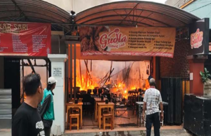 MEMBARA: Api membakar seluruh bagian dalam Rumah Makan Gudla di Jalan Cengger Ayam 1 Nomor 27, Kelurahan Tulusrejo, Kecamatan Lowokwaru, kemarin sore (3/11).