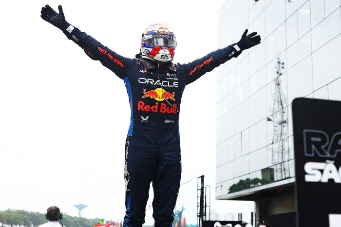 Foto Max Verstappen Melakukan Selebrasi (sumber: instagram pribadi @maxverstappen1)