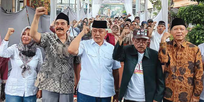 PEDULI GURU: Calon Bupati Malang H M. Sanusi (tengah) bersama para guru swasta dalam acara dialog interaktif di Desa Malangsuko, Kecamatan Tumpang kemarin (3/11).