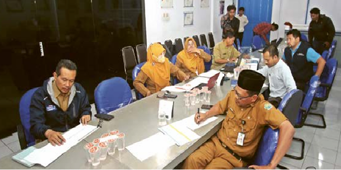 FOKUS: Para juri Lomba Literasi sekolah (L2s) jenjang sMP menilai video lembaga yang sudah diunggah di akun instagram sekolah. SATRIA CAHYONO/RADAR MALANG