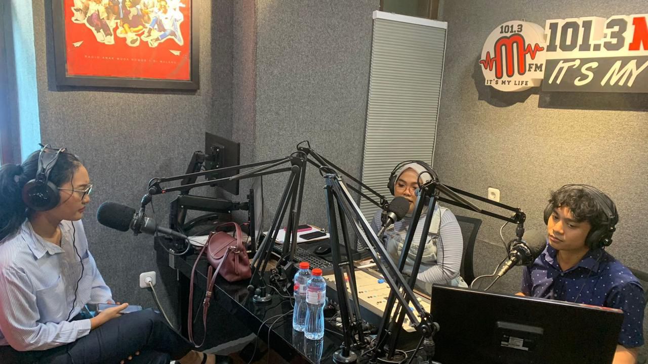 TEBAR MANFAAT. dr Dina Savita dari RS Prasetya Husada Malang saat memberikan edukasi kesehatan bagi masyarakat melalui siaran radio MFM.