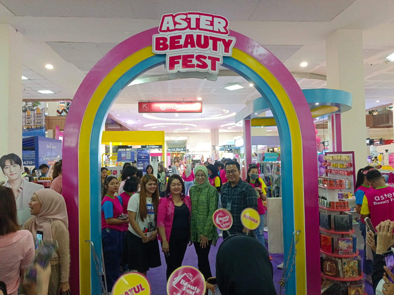 BERSAMA : Pengunjung foto bersama owner Aster Beauty Fest "Aster Hendrarto"