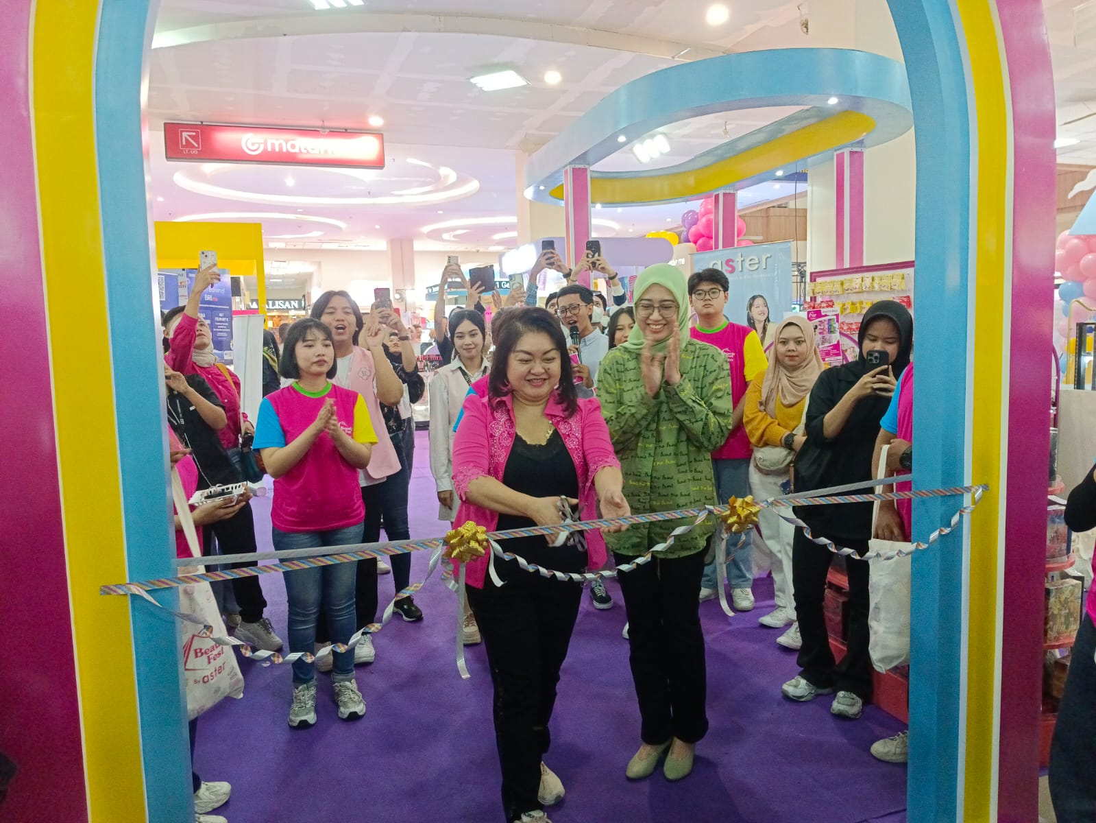 PEMBUKAAN: Owner aster hendrarto memotong pita sebagai simbul pembukaan acara Aster Beauty Fest (31/10)