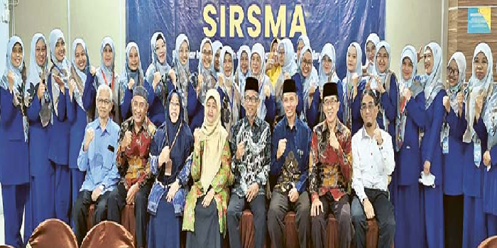 PRESTASI: Pimpinan dan tenaga kesehatan RSI Aisyiyah foto bersama setelah meraih sertifikat SIRSMA kemarin (4/11). RSI AISYIYAH FOR RADAR MALANG