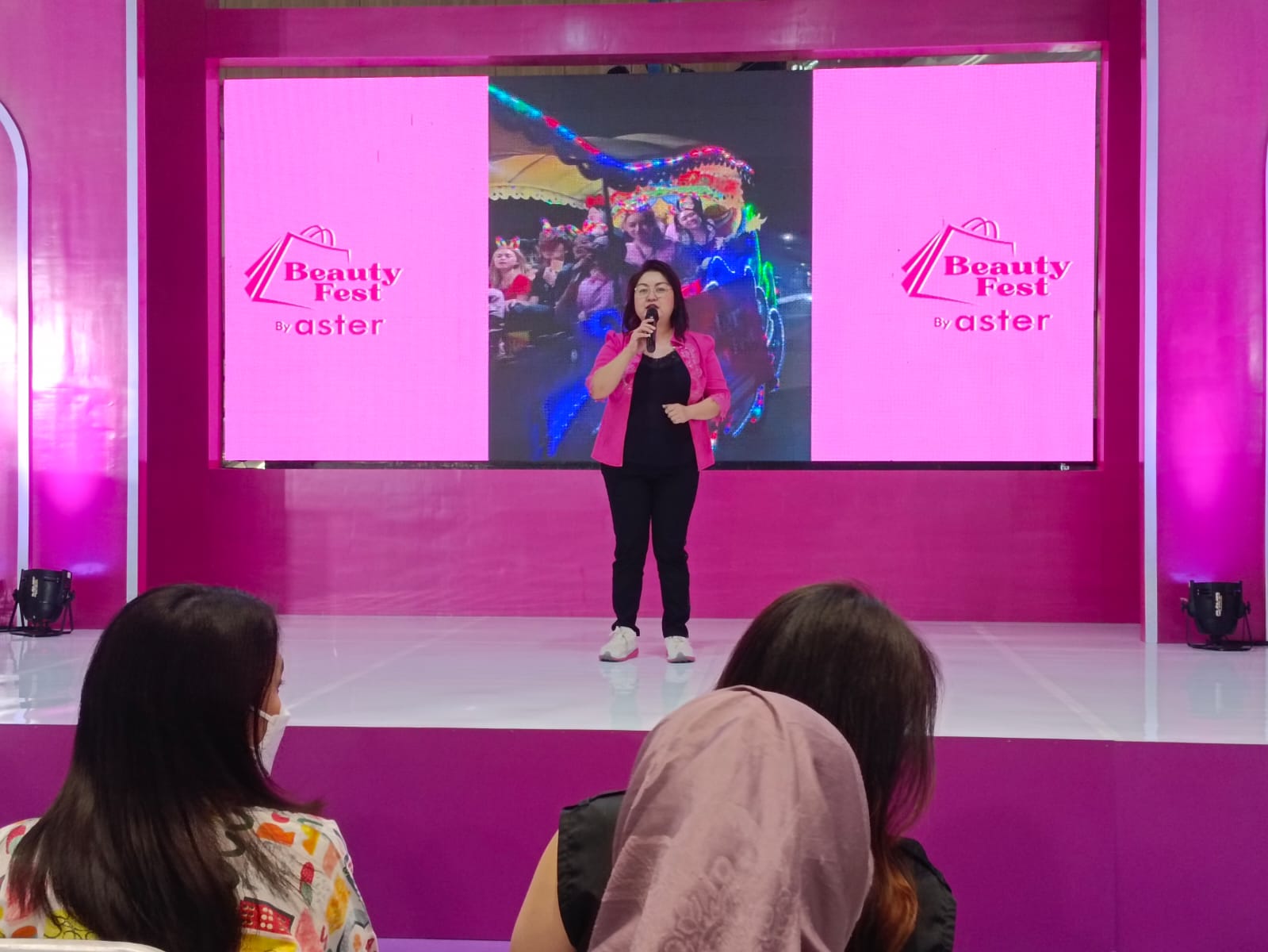 SAMBUTAN : Aster Hendrarto memberikan sambutan dalam pembukaan Aster Beauty Fest
