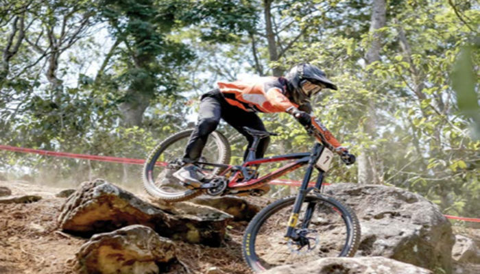 MENANTANG: Peserta 76 Indonesian Downhill 2024 berusaha menaklukkan  lintasan Ternadi Bike Park, Kudus, pekan lalu