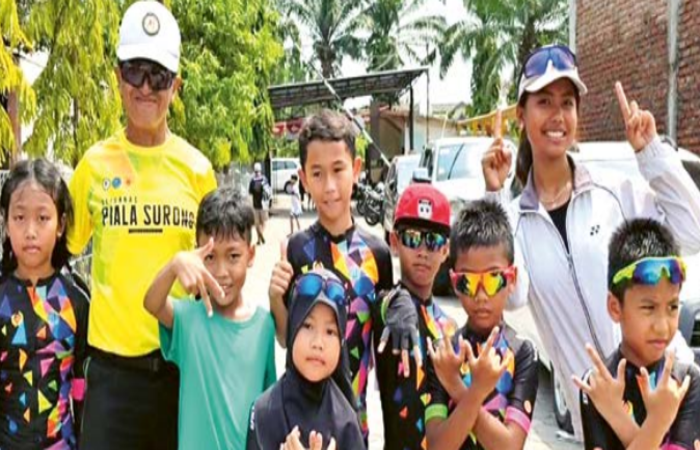 BANYAK PERAN: Eko Dewa Sukayanto (dua dari kiri) mendampingi atlet sepatu roda klub Prokagana Malang di ajang Kejurnas antarklub di GOR Delta Sidoarjo, November 2023.