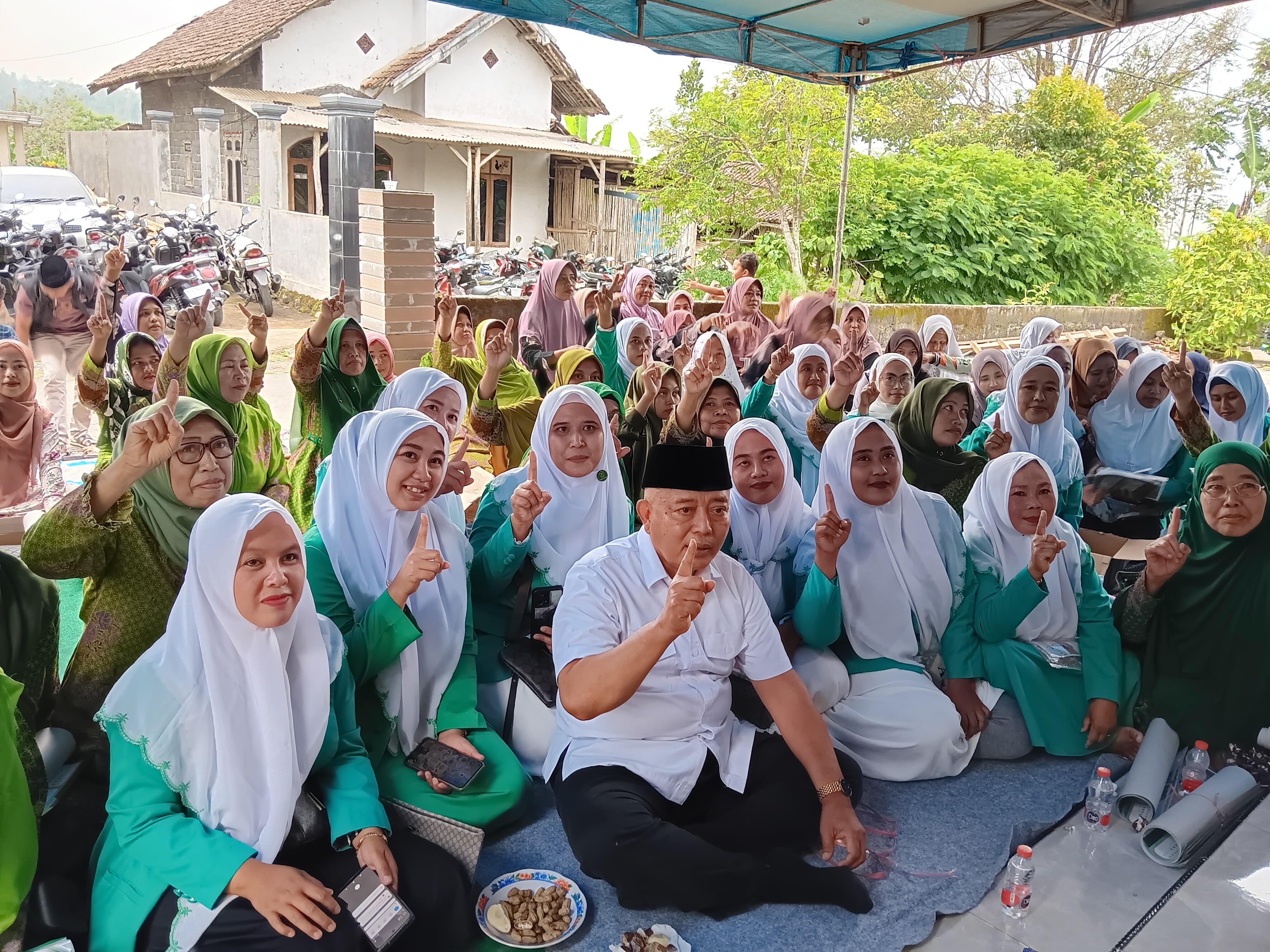 LINDUNGI PEREMPUAN: Calon Bupati Malang H M. Sanusi bersama ratusan kader perempuan di Desa Simojayan, Kecamatan Ampelgading, kemarin (5/11).