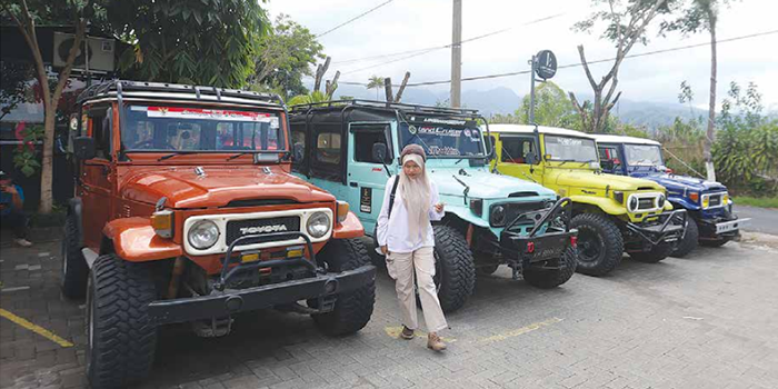 SEPI ORDERAN: Deretan jeep yang biasanya mengantar wisatawan ke Gunung Bromo, kini stand by menunggu di Gubugklakah, Poncokusumo kemarin (4/11)