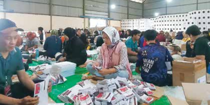 LOGISTIK PILKADA: Para pekerja menyortir dan melipat surat suara Pilgub Jatim di gudang KPU Kabupaten Malang, Kebonagung, Kecamatan Pakisaji kemarin (4/11).