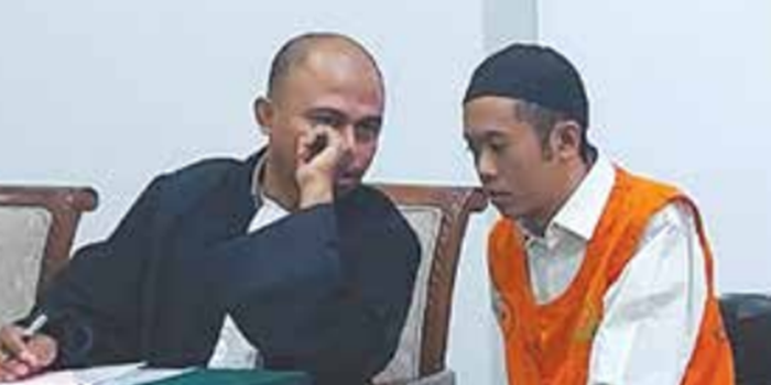 HUKUMAN BERAT: Pendik Lestari (kanan) pria asal Desa Pandansari, Kecamatan Ngantang menjalani persidangan di Pengadilan Negeri (PN) Kepanjen kemarin (4/11).