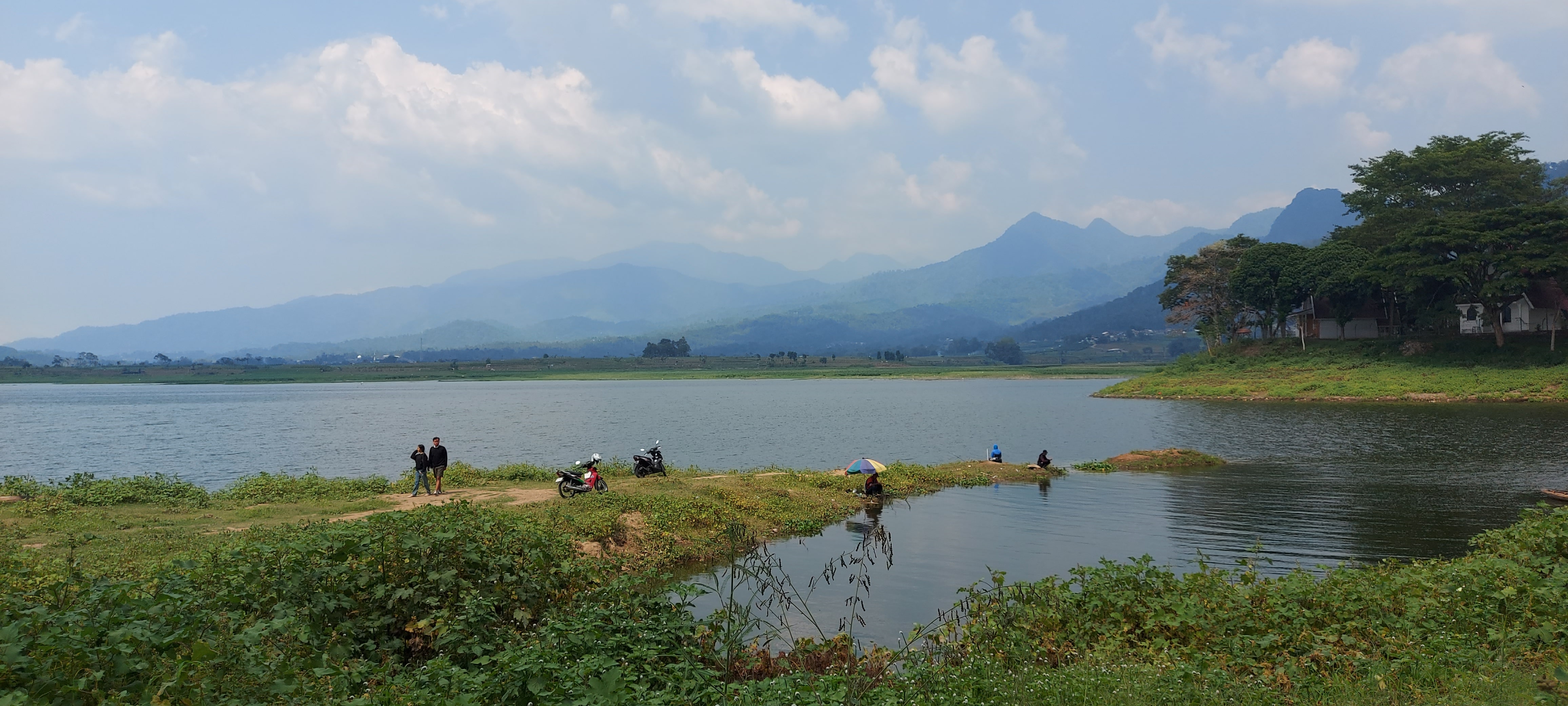 AKIBAT HUJAN: Beberapa warga memancing di area Waduk Selorejo, Desa Banturejo, Kecamatan Ngantang, Kabupaten Malang, kemarin (6/11).