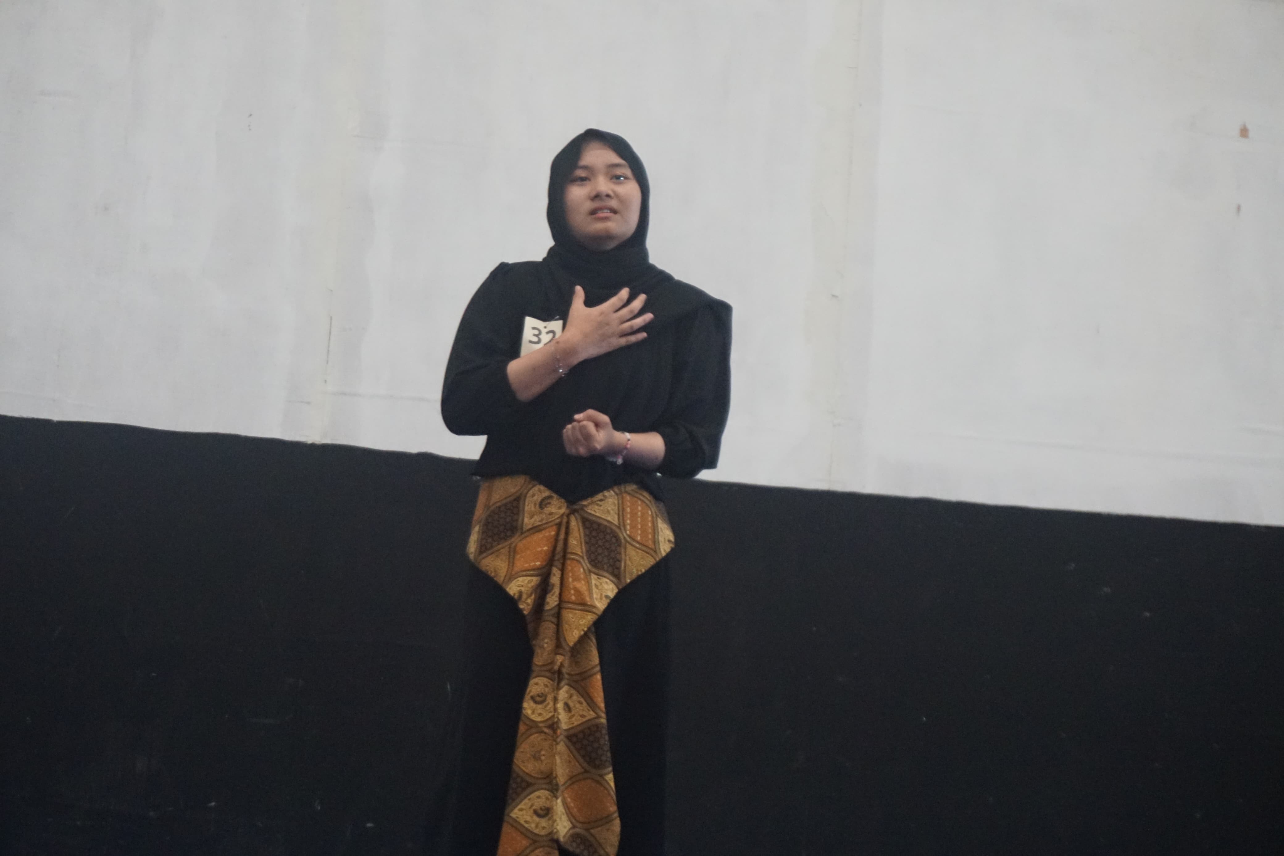 PENUH PENGHAYATAN. Siswi SMP Muhammadiyah 1 Kota Malang saat menampilkan antologi puisi bertajuk Bingung Demokrasi.