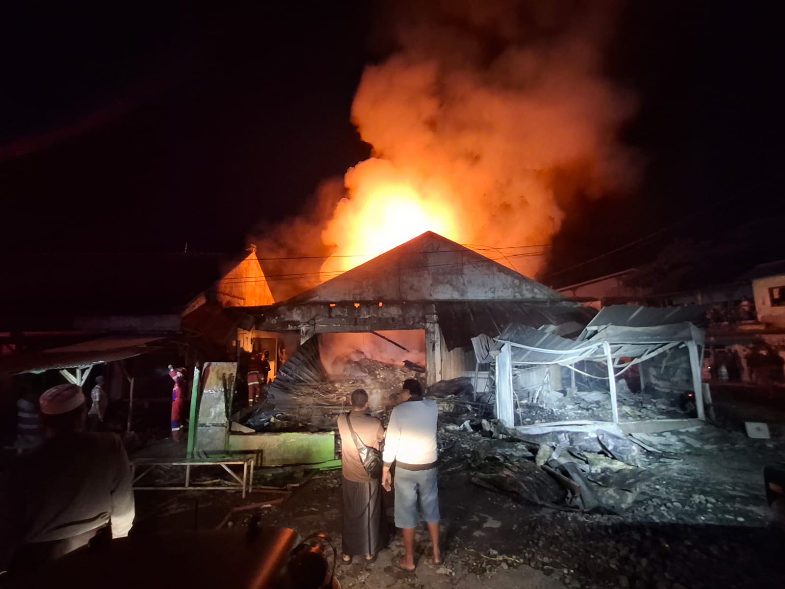 Salah satu kios pedagang yang terbakar di Pasar Dampit Kabupaten Malang, Rabu dini hari (6/11)